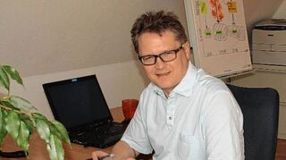 <p>Georg Möller in seiner Schreibstube mitten in Bad Mergentheim.</p>