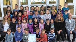 <p>Auszeichnung: Die stolzen Projektvorreiter der Mandelberg Grundschule Dertingen mit ihren Klassenlehrerinnen Julia Löffler und Kathrin Cruse sowie dem kommissarischen Schulleiter Tobias Spielmann mit der Urkunde der Schwarz Stiftung.</p>