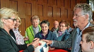 <p>Einen Empfang für die Welttrainerin Silvia Neid organisierte ihre Heimatstadt Walldürn im "Haus der offenen Tür", das der Ausnahmesportlerin nach eigenen Worten bestens aus ihrer Kinder- und Jugendzeit bekannt ist. Die ehemalige Bundestrainerin trug sich in das Goldene Buch der Wallfahrts- und Garnisonstadt Walldürn ein und nahm sich anschließend bei einem Umtrunk Zeit für Gespräche und Autogramme.</p>