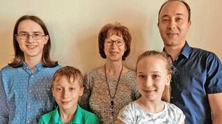 <p>Über die Erfolge beim Landeswettbewerb "Jugend musiziert" freuen sich (von links) Tim Winkelhöfer, Kristian Koppányi, Elvira Jochim, Nelli Koppányi und István Koppányi.</p>