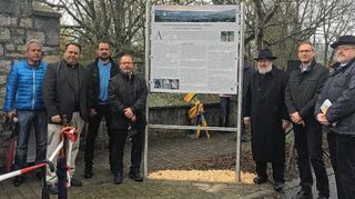 <p>Feierliche Enthüllung einer Infotafel am Jüdischen Friedhof in Unterbalbach: (von links) Wolfgang Neißendorfer, Gabriel Albilia, Michael Hofmann, Harald Rudelgass, Hartwig Behr, Andreas Buchmann und Siegfried Neumann.</p>