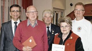<p>Beim DRK Adelsheim wurden verdiente Mitglieder ausgezeichnet. Das Bild zeigt Ewald Kostenbader, Marlies Börkel und Elmar Hofmann zusammen mit Bürgermeister Klaus Gramlich und dem DRK-Vorsitzenden Josef Grammling.</p>