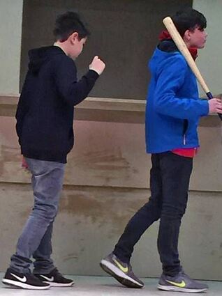 <p>Die Proben für das Theaterstück sind in vollem Gang.</p>