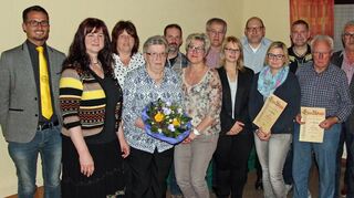 <p>Bei der Jahreshauptversammlung des SV Leibenstadt wurden langjährige Mitglieder geehrt: Das Bild zeigt (von links) die beiden Vorsitzenden, Marcel Zimmermann und Kornelia Kratzer und die Geehrten sowie von rechts Bürgermeisterstellvertreter Edgar Kraft und Ortsvorsteher Dieter Stahl (Dritter von rechts).</p>