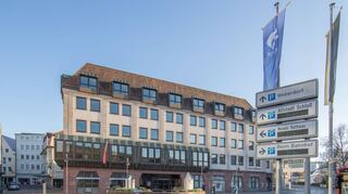 <p>So kennen es die Bad Mergentheimer Bürger seit zehn Jahren: das Neue Rathaus der Stadt gegenüber dem Bahnhof, wie es sich im Frühjahr 2017 präsentiert.</p>