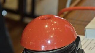 <p>Der "rote Knopf" diente als Symbol für die Inbetriebnahme.</p>