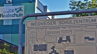 <p>Der Wegweiser am Schulzentrum in Lauda muss in naher Zukunft geändert bzw. ergänzt werden. Alle weiterführenden Schulen, also auch die Gemeinschaftsschule, werden in den nächsten Jahren dort auf einem Campus zusammengeführt.</p>