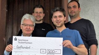 <p>Einen Spendenscheck über 500 Euro überreichte Jugendraumsprecher David Mach (rechts) zusammen mit seinen beiden Teamkollegen Axel Volk und Christian Bauer (hinten, von rechts) an den Vorsitzenden der Lebenshilfe Main-Tauber-Kreis, Jörg Hasenbusch (links).</p>