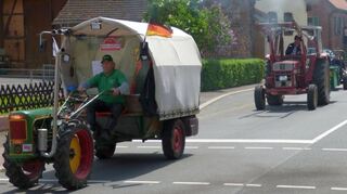 <p>Bei der Rundfahrt durch Mondfeld, wo das Schleppertreffen am Sonntag an der Maintalhalle stattfand, war den Schlepperfreunden die Aufmerksamkeit der Anwohner garantiert.</p>