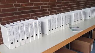 <p>Beeindruckend: Mehr als 50 prall gefüllte Aktenordner umfassen die Antragsunterlagen für die Realisierung der Erdkabel-Stromtrasse "SüdLink", die durch den Main-Tauber-Kreis führt.</p>