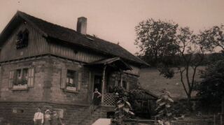 <p>Das Bahnwärterhaus Hochhausen im Jahr 1928 mit der Eisenbahnerfamilie Amrhein (Bild links). Das Bild rechts zeigt die Familie an der Unterführung zur Station 8 im Jahr 1932.</p>