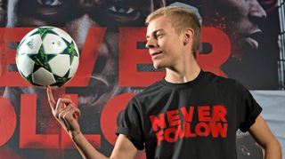 <p>Chris Bennet Bröker ist am Freitag, 26. Mai, auf dem Boxberger Maimarkt mit seiner Football Freestyle Show zu sehen.</p>