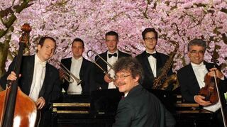<p>Patrick Siben und sein "Saloniker String & Swing Orchestra" bringen den Sound der "Roarin' Twenties" in den Park des Schlösschens im Hofgarten.</p>