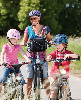 <p>Eltern sollten das Radfahren im Straßenverkehr mit Kindern trainieren und müssen einige Vorschriften kennen.</p>
