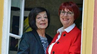 <p>Das Romschloss ist Geburtsort des Malers Alexander Macco. Johanna Rehfeld (links im linken Bild) und Elfriede Güllich leiteten den Förderverein. Das Gebäude war stark baufällig, als es die Stadt Creglingen 1990 kaufte.</p>