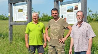 <p>Martin Kuhnt, Trudbert Rechner und Bernhard Spreitzenbarth (von rechts) von der Bürgerinitiative auf der Streuobstwiese, die mitten im künftigen Gewerbegebiet im Bereich "Löschenäcker" liegen würde.</p>