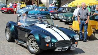 <p>Viele automobile Schmuckstücke wie dieser "Ford Cobra" waren beim Oldtimertreffen des Automobilclubs am Samstag auf dem Tauberbischofsheimer Schlossplatz zu bewundern.</p>