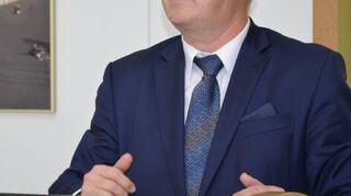 <p>Ein drei Meter großer und tonnenschwerer Koloss sorgte am Montagnachmittag dafür, dass sowohl der Vorstand Bau der Stiftung Humboldt Forum, Hans- Dieter Hegner (unten links), als auch alle anderen Gäste zu schwärmen anfingen. Die Statue wurde von der Firma Hofmann gefertigt und dem Berliner Schloss gespendet.</p>