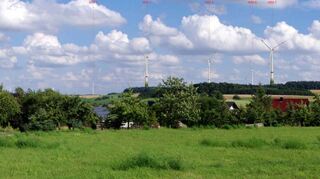 <p>So ähnlich soll es (ohne WEA 2 links) - von Gerichtstetten aus betrachtet - aussehen, wenn der geplante Bürgerwindpark steht. Vier der sechs bis zu 230 Meter hohen Anlagen sind genehmigt.</p>