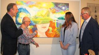 <p>Die Künstlerin Viktorija Schelhorn-Ostapenko mit ihrem Werk zum Thema "Gut behu(e)tet" bei der Vernissage in der Galerie "das auge".</p>