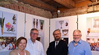 <p>Freuen sich über die gelungene Eröffnung der Sonderausstellung "Was habt ihr für einen Brauch? (Ex 12,26) Jüdische Feste und Riten": (von links) Ingrid Thomé-Reinhard (Vorstandsmitglied), Vorsitzender Dr. Christoph Bittel, Rabbiner Yehuda Pushkin und Geschäftsführer Martin Heuwinkel.</p>