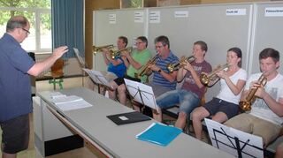 <p>Sie üben seit Wochen schon eifrig in Vorbereitung auf ihre große Reise nach Chicago: Die Höpfinger Musiker unter Leitung ihres Dirigenten Holger Dörr.</p>