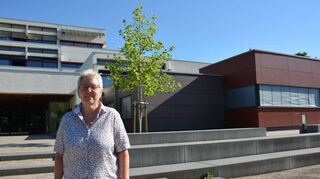 <p>Oberstudiendirektorin Sabine Rühtz verlässt Bad Mergentheim im Sommer Richtung Schwarzwald. Sie leitet seit 13 Jahren das Deutschorden-Gymnasium (im Hintergrund, mit Anbau).</p>