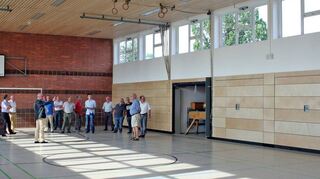 <p>Die Mitglieder des Ausschusses für Technik und Umwelt schauten sich in der sanierten Auerberg-Sporthalle um.</p>