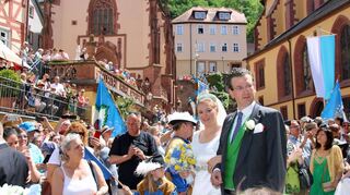 <p>Sichtlich erstaunt war das frisch mit Gottes Segen versehene Brautpaar als es die Kirche verließ ob der riesigen Menge an applaudierenden Schaulustigen.</p>