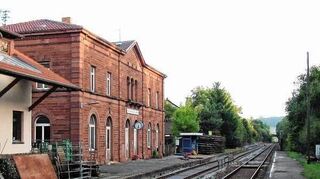 <p>Im Jahr 2004 wurde aus dem Bahnhof Hochhausen der Haltepunkt Hochhausen (Aufnahme von 2003).</p>