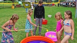 <p>Munter und lustig ging es bei der Schlauchbootrallye des Paddelnachwuchses zu (oben links). Entenangeln (unten links) war eine der kniffligen Aufgaben auf der Spielstraße für die Kids. Körperertüchtigung der besonderen Art ist die Wassergymnastik, "gecoacht" von Sabine Schneider (unten rechts).</p>