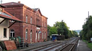 <p>Im Jahr 2004 wurde aus dem Bahnhof Hochhausen der Haltepunkt Hochhausen (Aufnahme von 2003).</p>