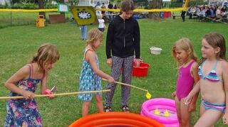 <p>Munter und lustig ging es bei der Schlauchbootrallye des Paddelnachwuchses zu (oben links). Entenangeln (unten links) war eine der kniffligen Aufgaben auf der Spielstraße für die Kids. Körperertüchtigung der besonderen Art ist die Wassergymnastik, "gecoacht" von Sabine Schneider (unten rechts).</p>