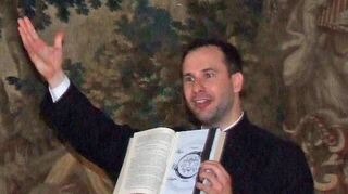 <p>Steffen Schlösser nahm das Publikum in seiner "Faust"-Version mit auf eine atemberaubende Reise durch Zeit und Raum.</p>