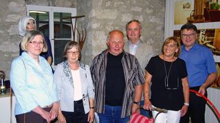 <p>Die "Macher" der Ausstellung "Kinderwelt" im Dorfmuseum: (von links) Renate Gröner, Hanna Wilckens, Helmut Fehler, Roland Kroneisen und Birgit Bulenda. Rechts im Bild Bürgermeister Kornberger.</p>