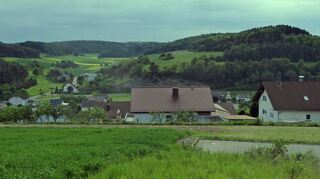 <p>Direkten Sichtkontakt hätte man vom Neubaugebiet in Bretzingen auf die geplanten Windräder. Im Hintergrund (Mitte) ist der viel diskutierte Bereich "Kornberg" zu sehen.</p>