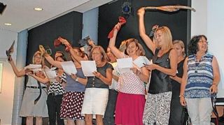 <p>Norbert Umlandt musste sich auch als scheidender Kapitän noch kräftig ins Zeug legen, um das Geschenk von Kommune und Schule zu erraten (oben links): Wer im "Segeltau" ein Kletterseil aus der Sporthalle zu erkennen glaubt, liegt richtig. "Gerappte" Tipps zum Einstieg in den Ruhestand (oben rechts) gab die musisch-künstlerische AG. So "atemlos" hat Umlandt das Kollegium noch nie erlebt (unten links). Schulamtsdirektorin Ursula Jordan überreichte die Urkunde des Landes (unten rechts).</p>