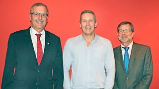 <p>Bestens flankiert: Benedikt Amann (Mitte), der ab dem kommenden Schuljahr die Geschicke des Bildungszentrums Niederstetten leitet, mit Bürgermeister Rüdiger Zibold (links) und dem noch amtierenden Rektor Norbert Umlandt (rechts) bei dessen Verabschiedungsfeier.</p>