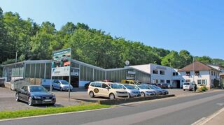 <p>Das Autohaus Lademann schließt überraschend zum 31. Juli seine Niederlassung in Sennfeld. Die Mitarbeiter wechseln zum Standort nach Buchen.</p>