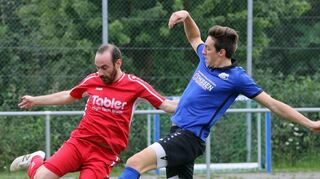 <p>Das Bild zeigt eine Szene aus der Partie mit dem Wachbacher Jakob Scheidel (rechts), der eine bärenstarke Abwehrleistung ablieferte.</p>
