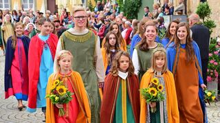 <p>Edelleute und Knappen dürfen beim Historischen Kärweumzug in Weikersheim natürlich nicht fehlen.</p>