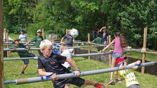<p>Im selbstgebauten Ranger-Karussell aus Holz und Seilen ging es rund, rauf und wieder runter (oben). Der Kickplatz à la Tischfußball (unten links) war der Renner des Rangerparks. Affengleich ging es am Ufer des Mississippi-Ersatzes gesichert in die Bäume (unten rechts).</p>