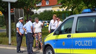 <p>Bei einer Vorortbegehung aller beteiligten Parteien machte sich die Vorsitzende Richterin Ursula Hammer ein genaues Bild vom Unfallhergang und davon, wie gut einsehbar die Einmündung und wie lang die Abbiegespur ist.</p>