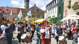 <p>Landsknechte und Aufständische erinnern mit ihren Feldzeichen an die blutigen Bauernunruhen des 15. Jahrhunderts.</p>