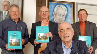 <p>Die heimatgeschichtliche Aufarbeitung von Wettersdorf wurde jetzt im Walldürner Rathaus vorgestellt. Das Bild zeigt Autor Willi Gehrig (Glashofen) beim Signieren des Buches zusammen mit (von links) Burkhard Trabold (stellvertretender Ortsvorsteher von Wettersdorf), Bürgermeister Markus Günther und Ortsvorsteher Norbert Wörner.</p>