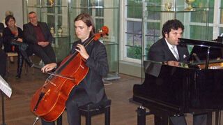 <p>Mit perfekt nuancierten Darbietungen begeisterten Joel Blido, Cello, und Marin Gjjollma, Kalvier, die Konzertbesucher im voll besetzten Schlösschen im Hofgarten.</p>