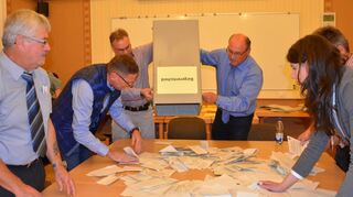 <p>Im Rathaus in Großrinderfeld wurde gegen 19.30 Uhr mit der Auszählung des Bürgerentscheids begonnen. Im Hauptort fiel das Votum sehr eindeutig aus.</p>