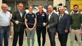 <p>Im Tauberbischofsheimer Olympiastützpunkt wurde die Grundvereinbarung "Olympiastützpunkte Baden-Württemberg" unterzeichnet. Unser Bild zeigt von links: Lothar Derr und Thomas Bayer (beide Vorstand FC Tauberbischofsheim), die aktiven Fechterinnen Eva Hampel und Anne Sauer, Olav Spahl (Deutscher Olympischer Sport-Bund), Jürgen Scholz (Landessportverband Baden-Württemberg) und Willhelm Scharf (Vorstand Fecht-Club Tauberbischofsheim).</p>