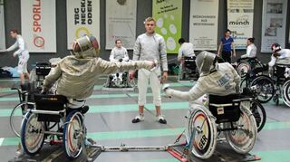 <p>Rollstuhlfechter beim Training.</p>