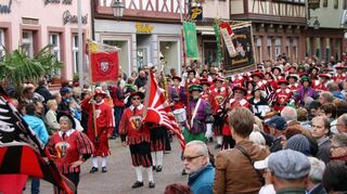 <p>Zum 56. Mal trafen sich die Mitglieder der süddeutschen Fanfarenzüge zu einem klangvollen Zug in Wertheim.</p>